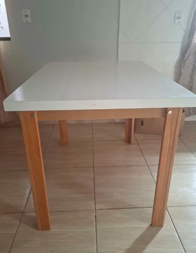 Vende-se mesa com 4 cadeiras 