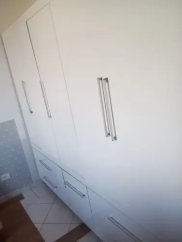 Vendo armário cinco portas 4 gavetas  tudo ok entregue montagem por minha conta 