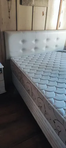 Vendo cama box bem conservada casa