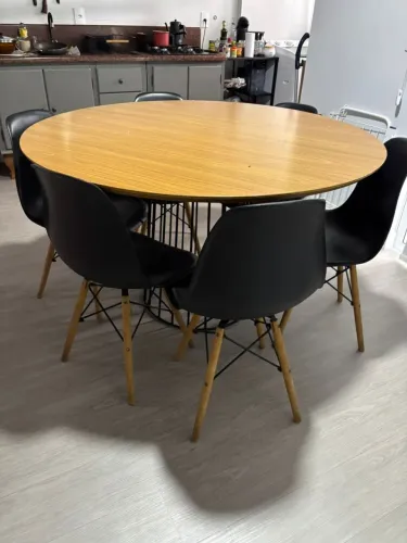 Mesa  com  2 cadeiras pretas 
