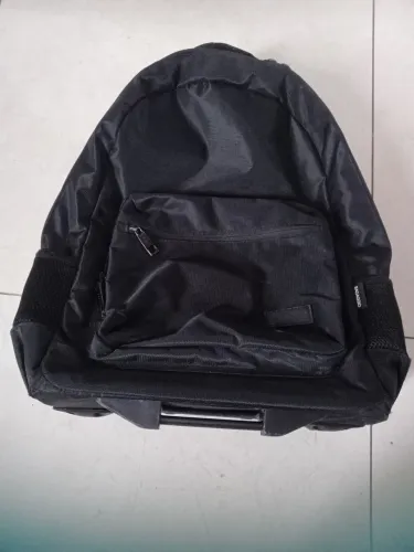 Mochila preta de rodinha com alça