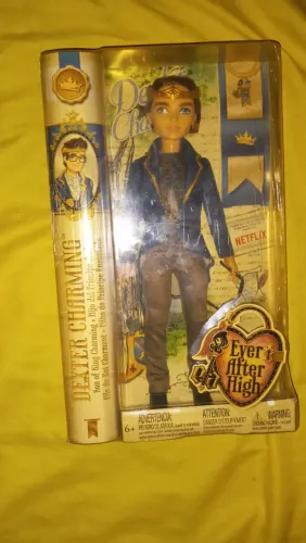 Boneco de ever after high Dexter lacrado, troco por uma catty noir na versão básica  