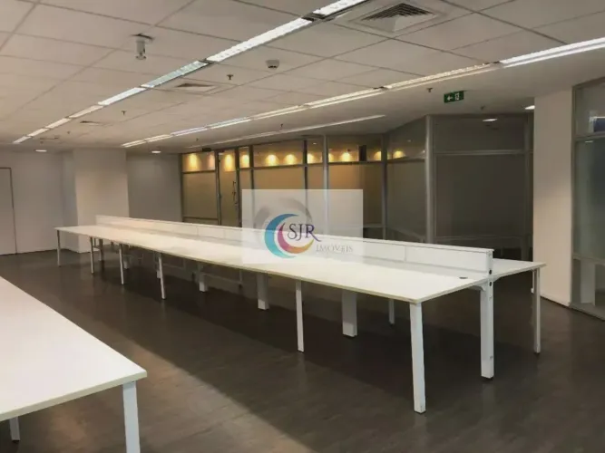 Laje comercial de 775 m² com carpete e divisórias. 9 banheiros. Ar condicionado. 21 vagas 