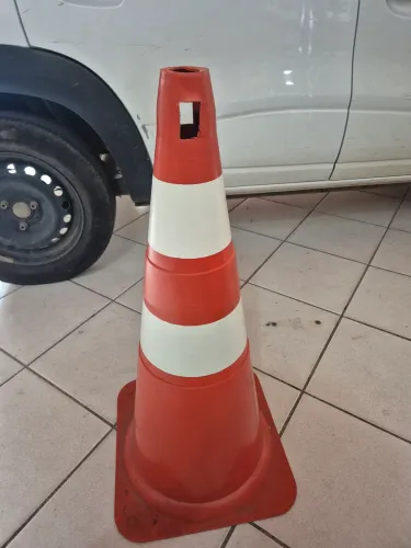 Cone de trânsito grande