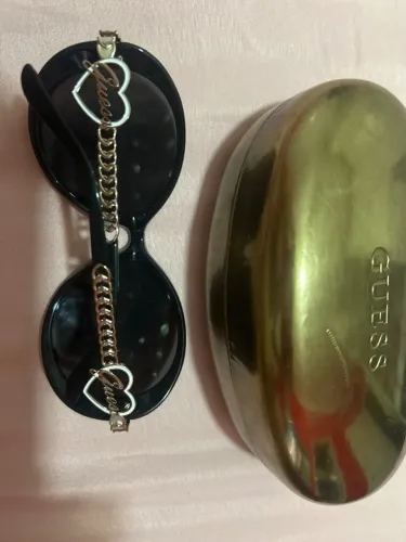 Óculos de Sol Guess Preto com detalhes dourado