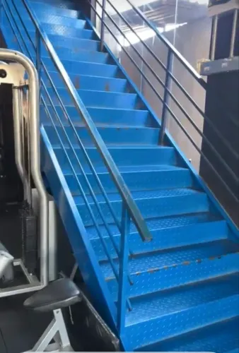 Estrutura Completa de Escada Metálica Industrial (Chapa Xadrez Dobrada)