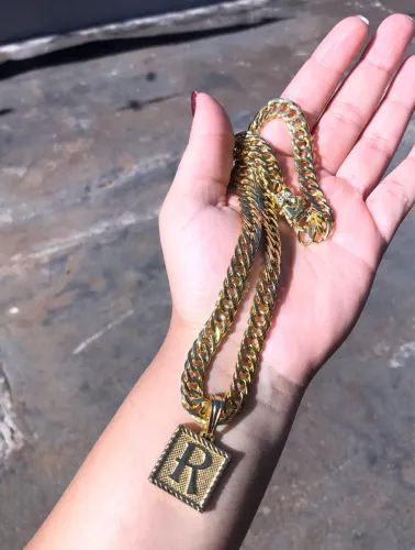 Corrente Banhada a Ouro 18k Grummet com Pingente Letra "R" (Imports 18k)