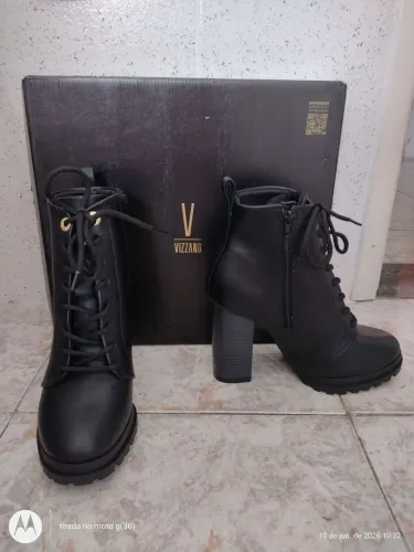 Vendo bota feminina cano curto da Vizzano novinha baixei o valor pra vender logo