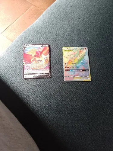 Vende-se duas cartas raras de pokémon 