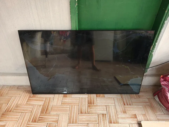 Smart TV HQ 60" 4K LED HQS60NKH - Tela Quebrada - Para Peças