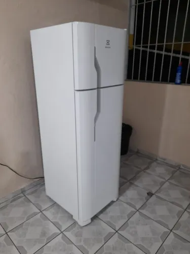 Geladeira seminova.