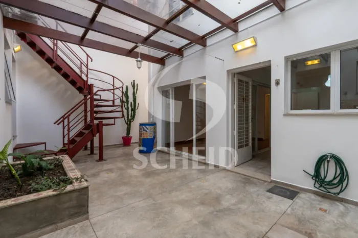 Casa á Venda em Perdizes com 171 m², 4 quartos sendo 1 suíte, 2 vagas.