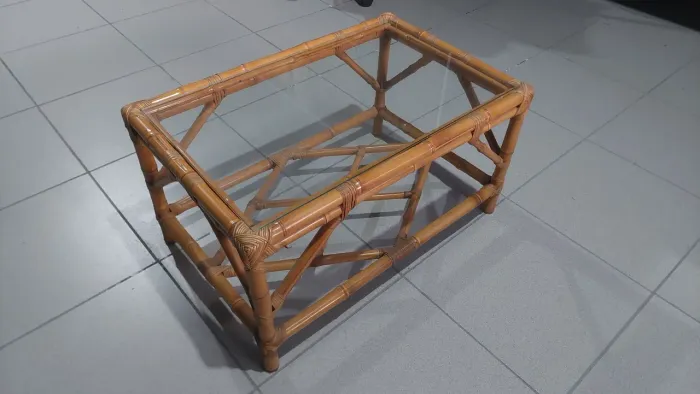 Mesa de centro de bambu com vidro