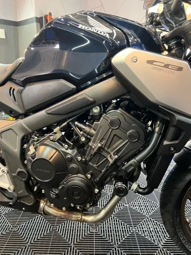 Imperdível CB650R novíssima