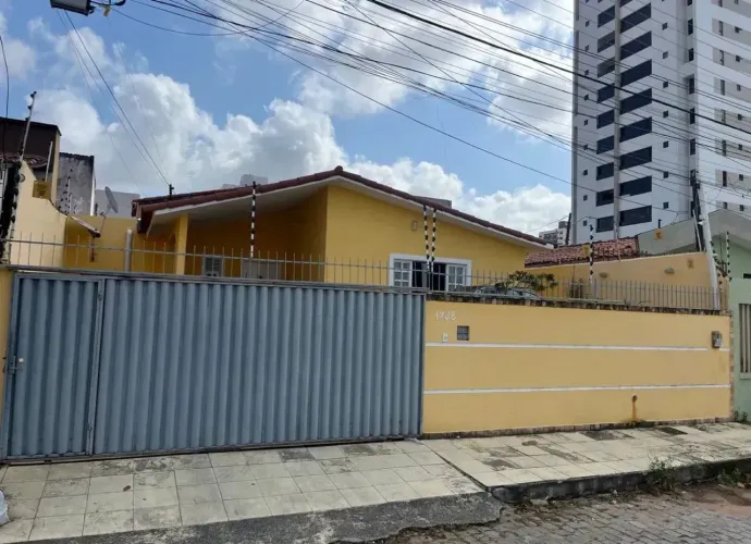 Casa Ampla com 4 Quartos em Lagoa Nova Excelente Localização | R$ 485.000
