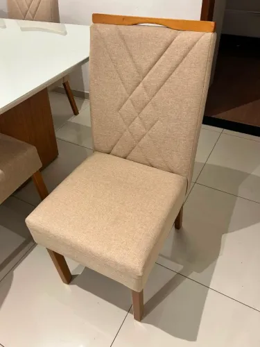 Mesa com 6 cadeiras, muito nova.