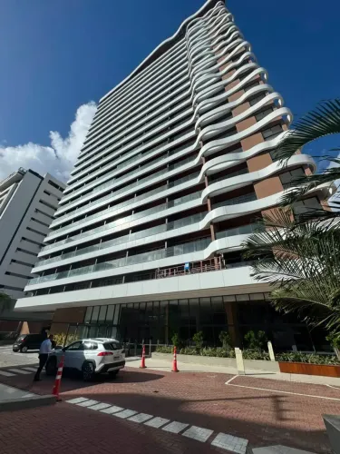 Apartamento a venda no Beach Class Rio Vermelho com 2 quartos nascente e vista mar