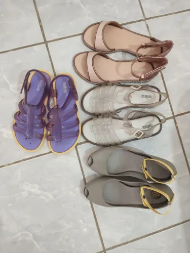 Vendo lote de sandálias Melissa originais com pequenas marcas de uso.