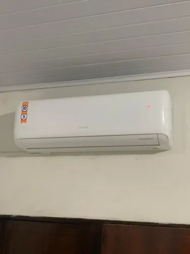 Ar-condicionado muito bem conservado pouco tempo de uso