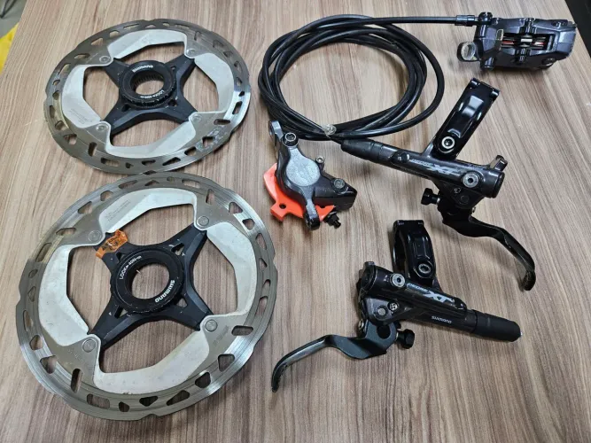 Freio Shimano Deore XT M8100 com discos Icetech