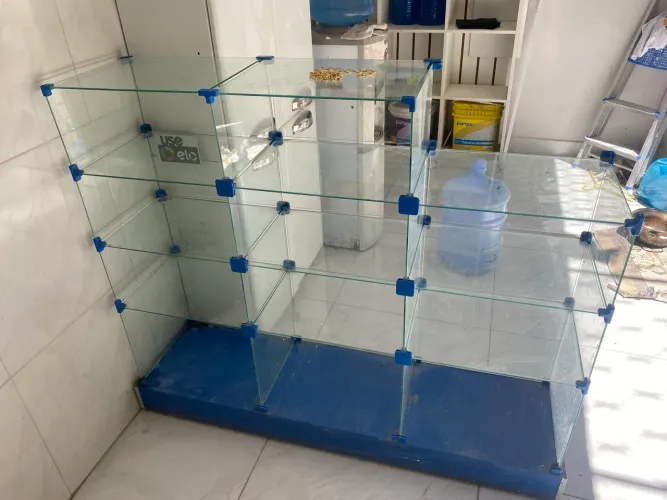 Vitrine de vidro com 11 compartimentos