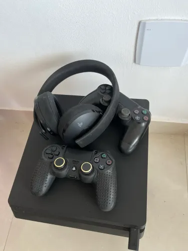 PLAYSTATION 4 + 2 CONTROLES + FONE SONY SERIE GOLD SEM FIO