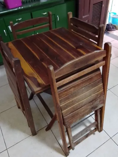 Mesa de madeira com 4 cadeiras