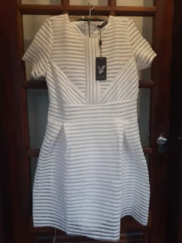 Vestido Branco Em Renda Forrado Eagle Rock<br>