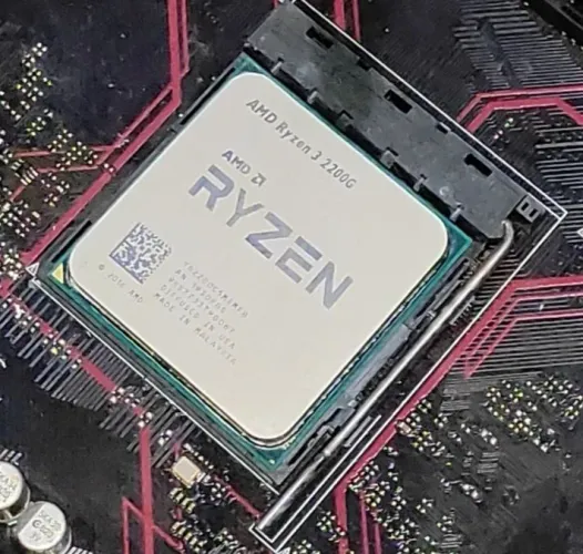 RYZEN 3 2200G + COOLER AMD STOCK