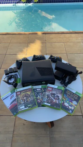 Xbox 360 Slim Original 4GB Sem HD + 3 Controles + 5 Jogos + Kit Play & Charge