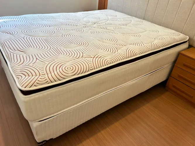 Cama de casal semi nova com colchão excelente
