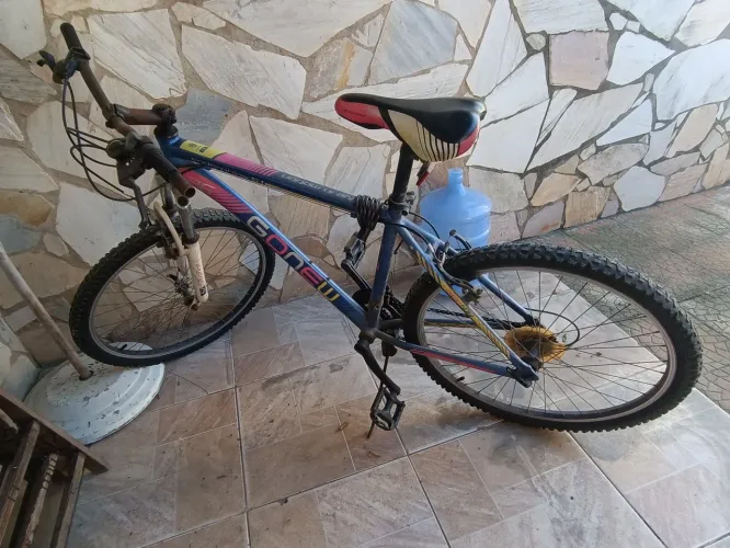 Bicicleta em bom estado de conservação