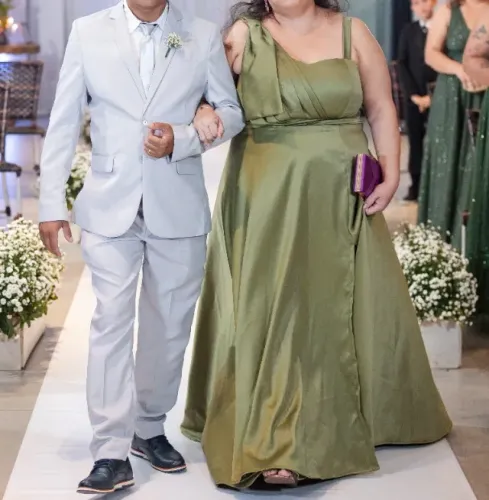 Vestido de festa de alfaiataria plus size.