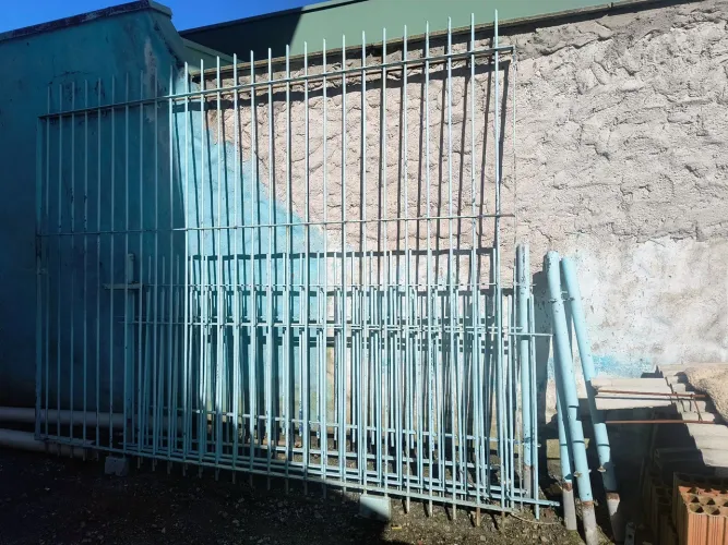 Portão+Grade de ferro maciça.