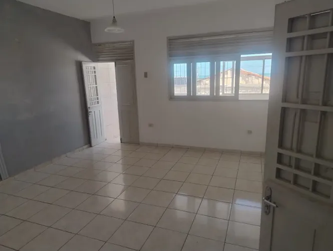Apartamento espaçoso na Quadra do Mar, muito bem localizado. 1.300 + 200 de condomínio.