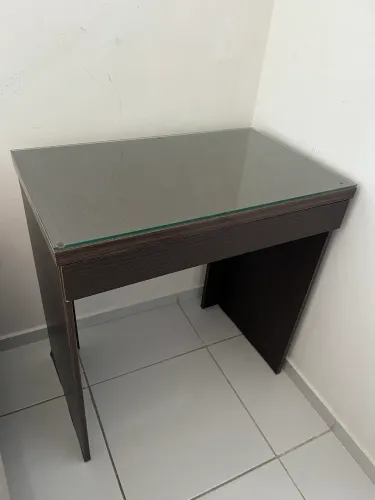 Mesa de estudo com gaveta e tampo de vidro