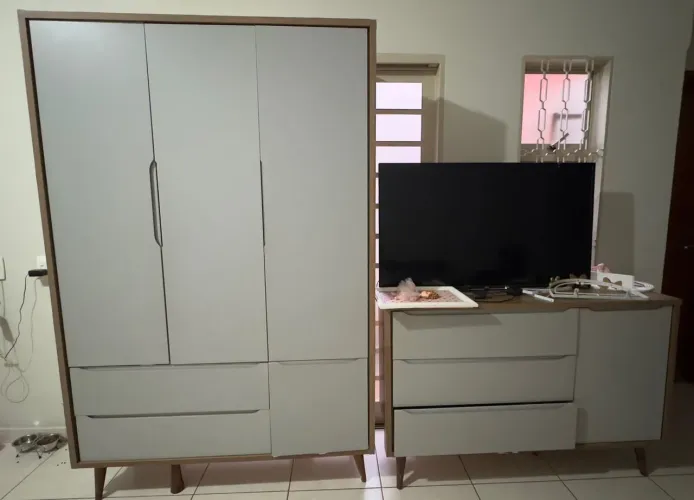 Vende-se o guarda roupa e uma cômoda me chama no WhatsApp * Parcela em 4 vzs