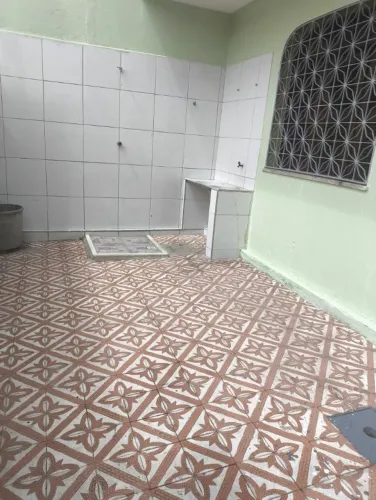 Casa, no Jardim América, com 2 quartos e garagem para moto, há 1 quarteirão da praça