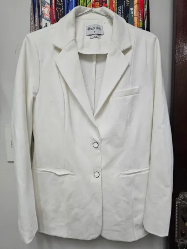 Blazer offwhite e blusas brancas e offwhite 