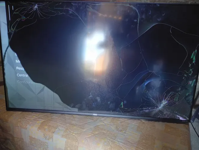Tv 43 AOC tela quebrada com dois meses de uso,quem comprar para retirar as peças nova