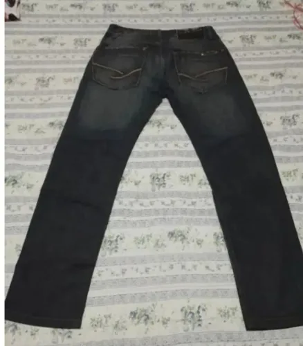 Duas calças jeans clara e preta