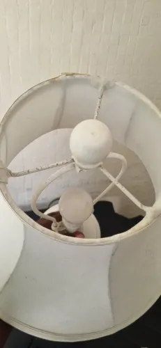abajur de mesa branco com base torneada e cúpula de tecido 