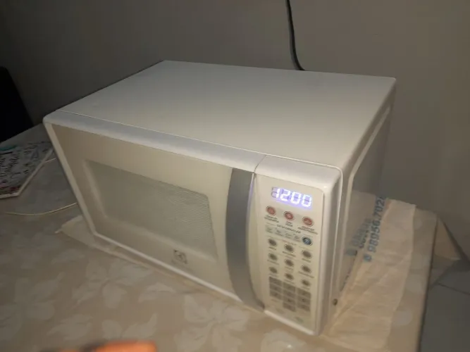 Micro-ondas Eletrolux 20L semi novo em perfeito estado