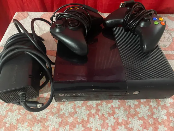 Xbox 360 E - Seminovo, Completo + 2 Controles + 20 Jogos Instalados