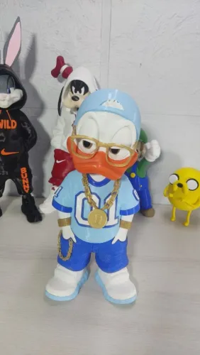 Boneco Pato Donald vibes