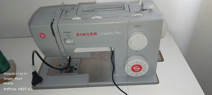 Máquina de custura SINGER 127v Com a bancada , modelo facilita -pro (4423 ) mas BANCADA
