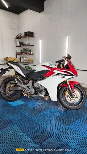 Vendo CBR 600f famosa Hornet carenada, muito bem cuidada.