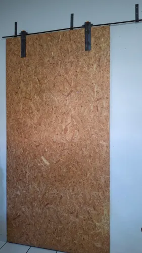 Porta em OSB com rodana