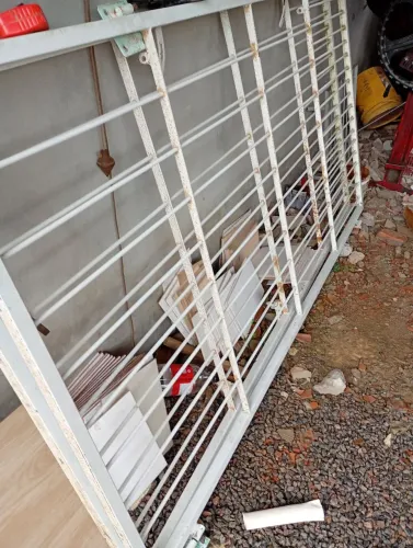 Vendo portão de ferro medindo 230 de largura por 2.20 de altura duas partes 1.15 2.20