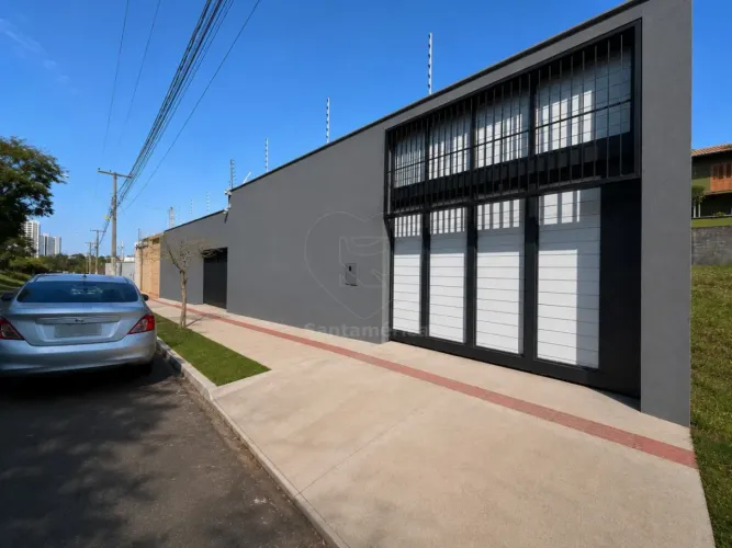 Imóvel Comercial Moderno com 3 Salas e Amplo Quintal para Locação